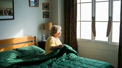 Risveglio precoce dopo i 50 anni: le principali cause del problema e come migliorare il sonno